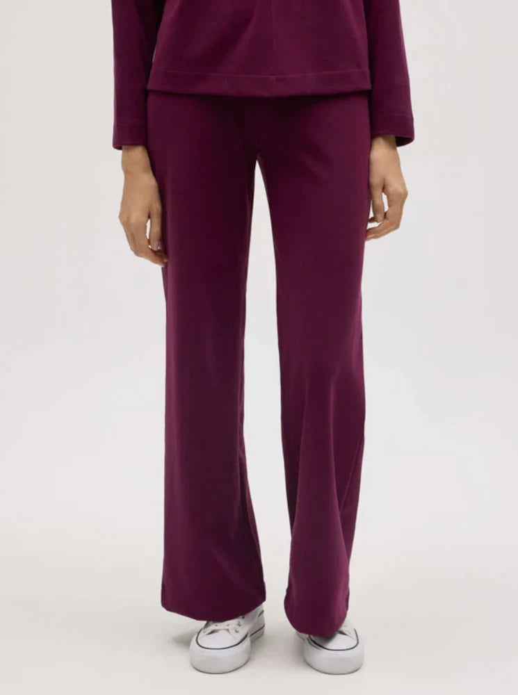 Pantalón recto con textura burdeos