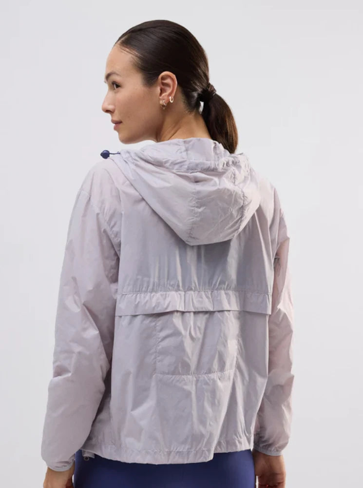 Chaqueta deportiva plegable con capucha ajustable gris