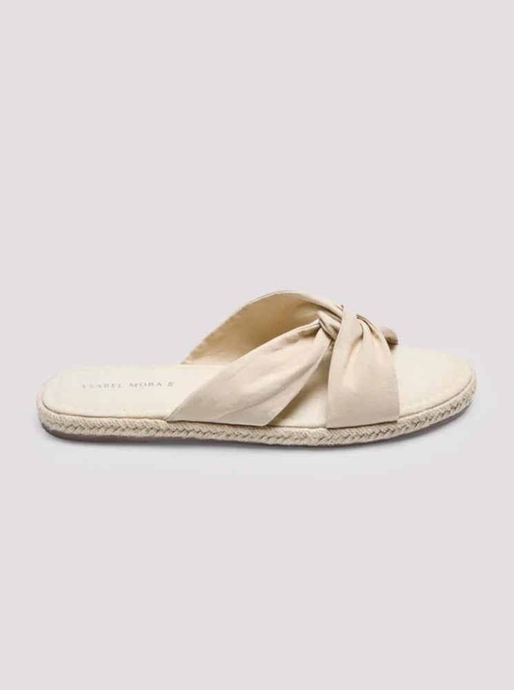 Sandalias planas de tela beige