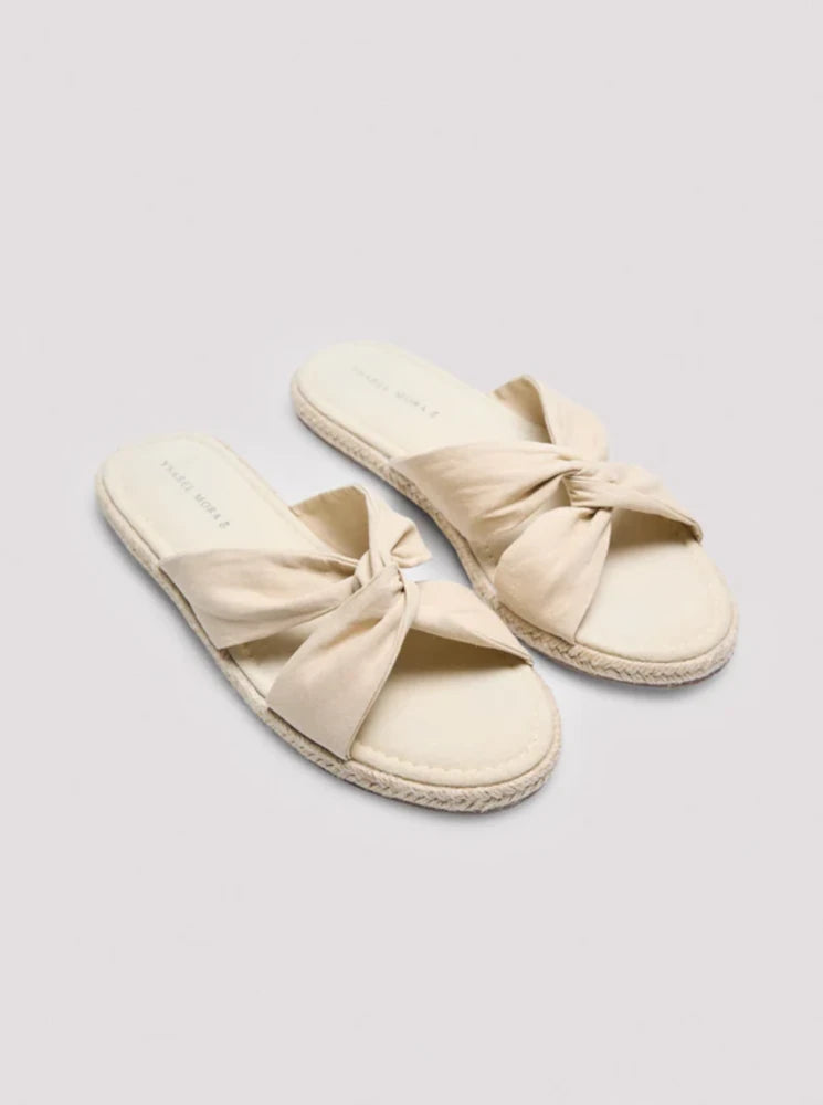 Sandalias planas de tela beige