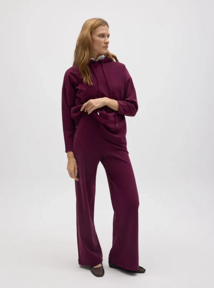 Pantalón recto con textura burdeos