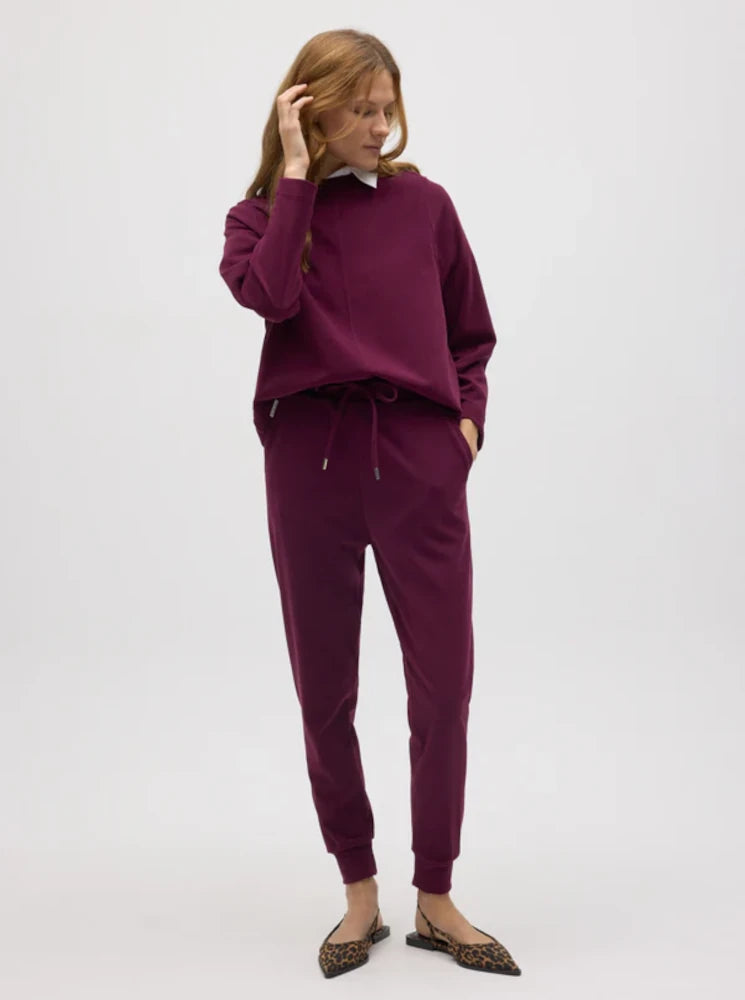 Pantalón jogger con textura burdeos