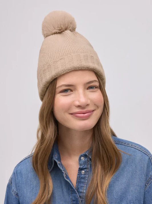 Gorro con pompón beige