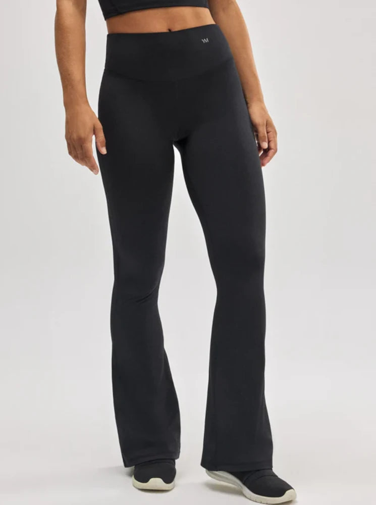 Leggings deportivos flare negro acampanados