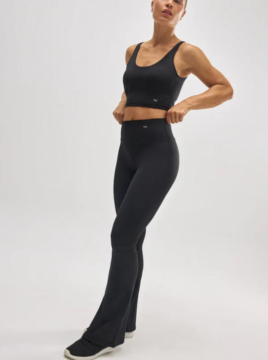Leggings deportivos flare negro acampanados